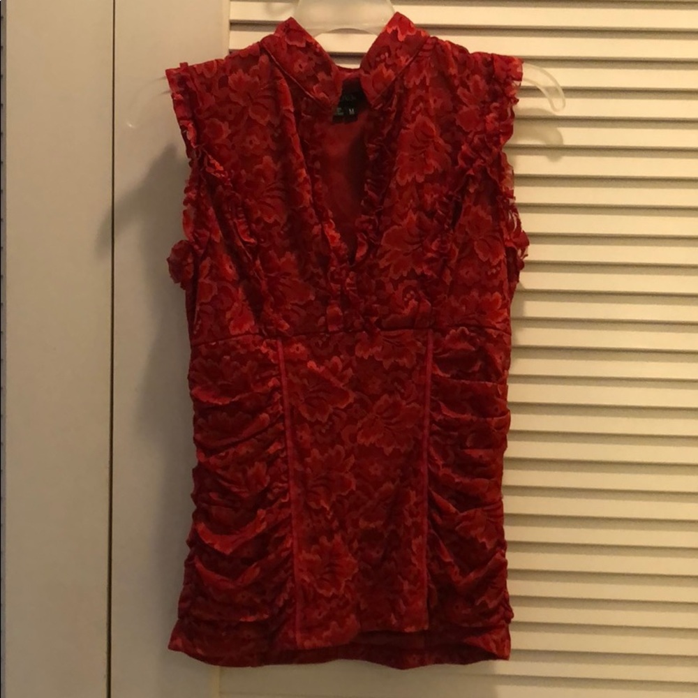 High collared, sleeveless lace shirt